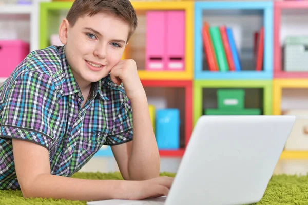 Menino Usando Laptop Enquanto Deitado Chão — Fotografia de Stock