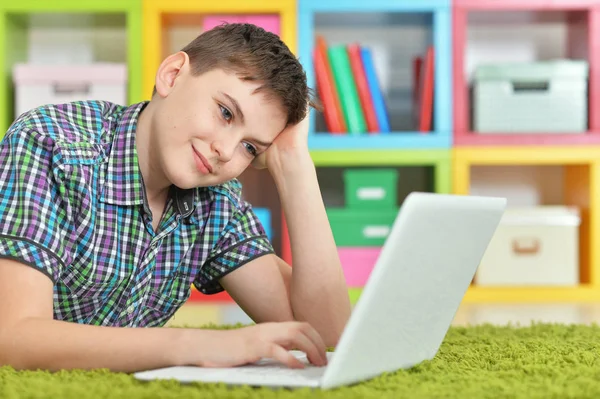 Jongetje Met Behulp Van Laptop Terwijl Liggend Vloer — Stockfoto