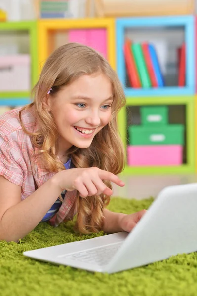 Menina Bonito Emocional Usando Laptop Enquanto Deitado Chão Verde Casa — Fotografia de Stock