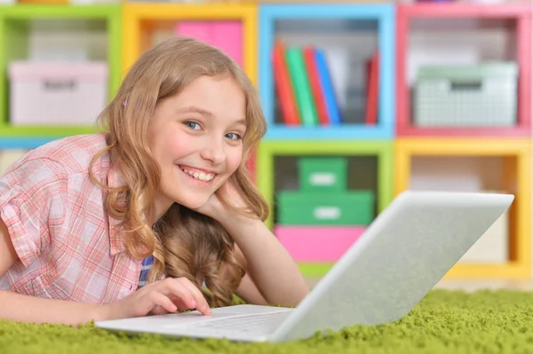 Συναισθηματική Χαριτωμένο Κορίτσι Χρήση Φορητού Υπολογιστή Ενώ Βρίσκεται Πράσινο Δάπεδο — Φωτογραφία Αρχείου