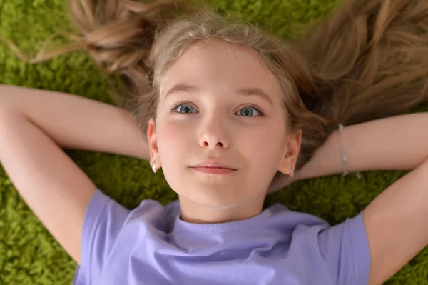 Engraçado sorrindo menina — Fotografia de Stock