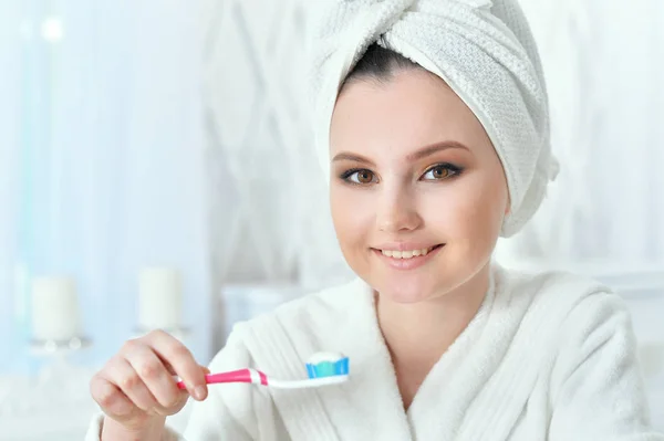 Bela Jovem Mulher Com Toalha Cabeça Escovando Dentes Banheiro — Fotografia de Stock