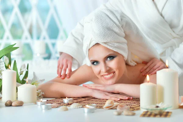 Mooie Jonge Vrouw Ontspannen Tijdens Massage Spa Salon — Stockfoto