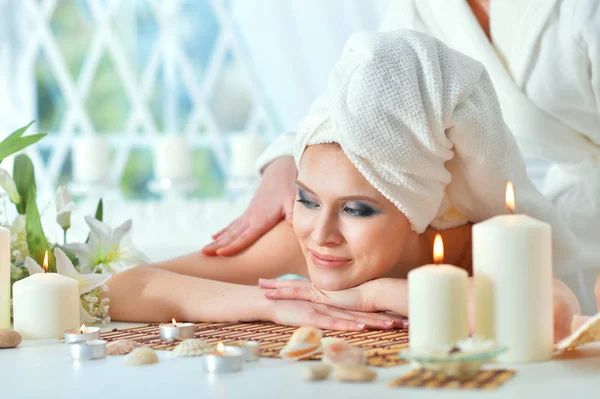 Mooie Jonge Vrouw Ontspannen Tijdens Massage Spa Salon — Stockfoto