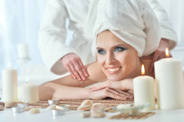 Mooie Jonge Vrouw Ontspannen Tijdens Massage Spa Salon — Stockfoto