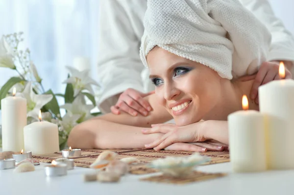 Mooie Jonge Vrouw Ontspannen Tijdens Massage Spa Salon — Stockfoto