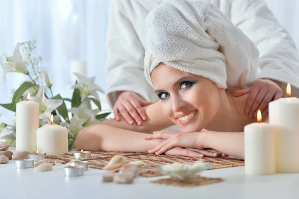 Mooie Jonge Vrouw Ontspannen Tijdens Massage Spa Salon — Stockfoto