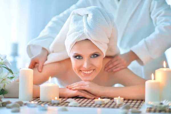 Mulher Bonita Relaxante Durante Massagem Salão Spa — Fotografia de Stock