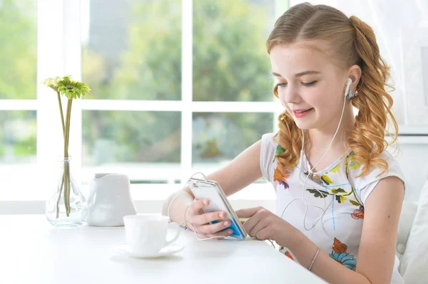 Bambina che guarda il portatile — Foto Stock