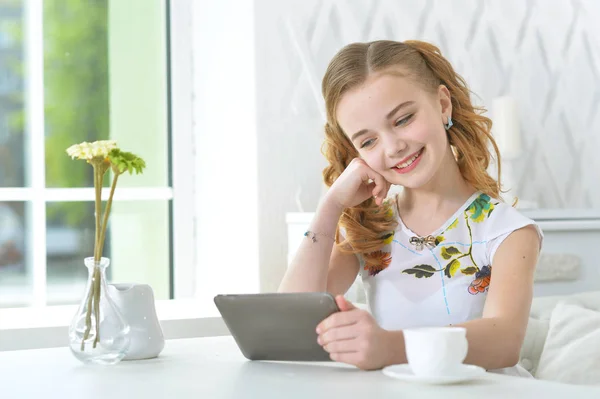 Bambina che guarda il portatile — Foto Stock