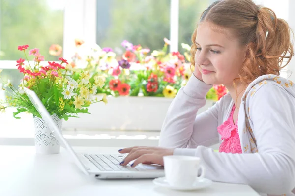 Κοριτσάκι με σύγχρονο φορητό υπολογιστή — Φωτογραφία Αρχείου