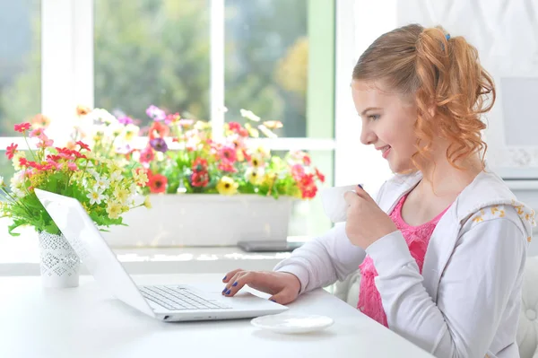 Niña con portátil moderno — Foto de Stock