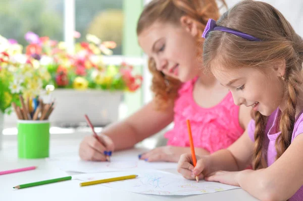 Bambine che disegnano insieme — Foto Stock