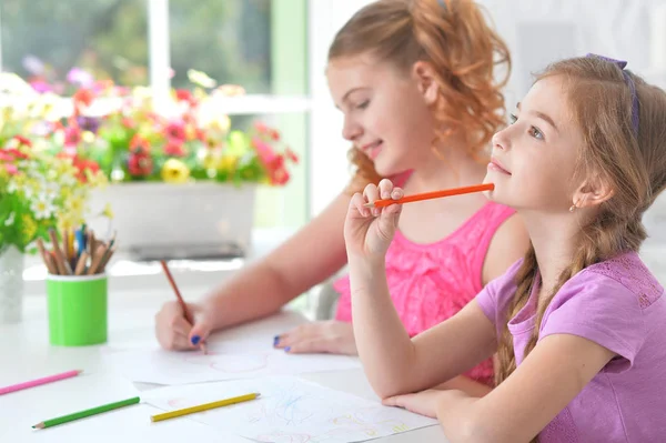 Meninas desenhando juntos — Fotografia de Stock