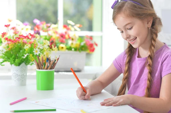 Ragazza pittura con matita in camera — Foto Stock