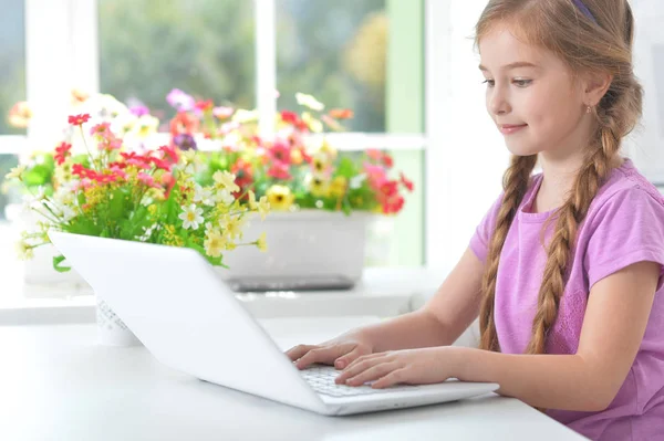 Niña con portátil moderno — Foto de Stock