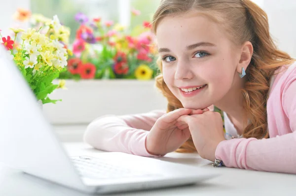 Menina com laptop moderno — Fotografia de Stock