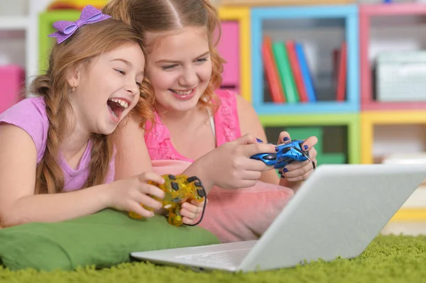 Dizüstü bilgisayar kullanan küçük kızlar — Stok fotoğraf