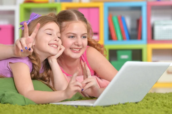 Two Cute Little Girls Using Laptop Together — Stock Photo, Image