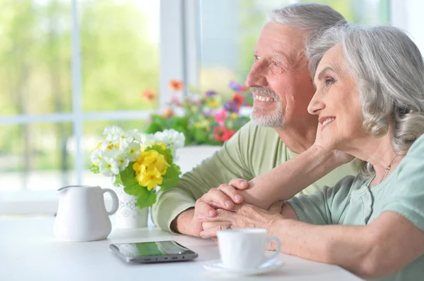 Gelukkige Senior Paar Met Tablet Thuis — Stockfoto