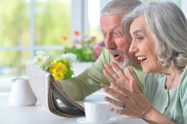 Närbild Porträtt Ett Leende Senior Par Med Tidningen Hemma — Stockfoto