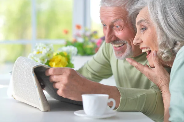 Close Portrait Smiling Senior Couple Newspaper Home — Stock Photo, Image