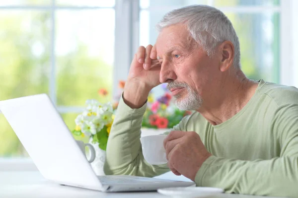 Idősebb Ember Használ Laptop Míg Otthon Tea Fogyasztása — Stock Fotó