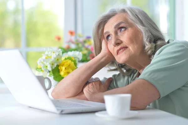 Schöne Seniorin Mit Laptop Beim Teetrinken — Stockfoto
