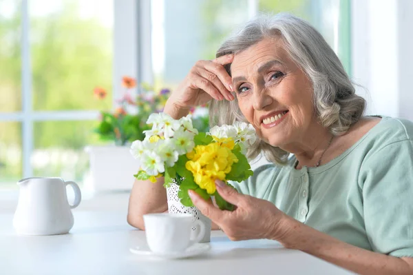 Primer Plano Retrato Hermosa Mujer Mayor Sonriente Con Taza Cocina —  Fotos de Stock