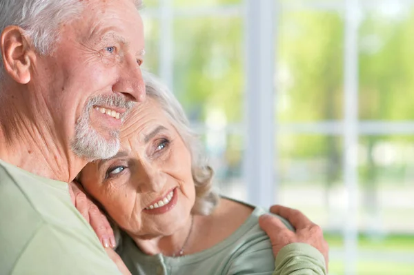 Feliz Casal Sênior Posando Casa — Fotografia de Stock