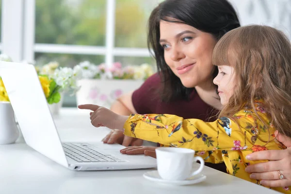 Мати і дочка грають в гру на ноутбуці — стокове фото