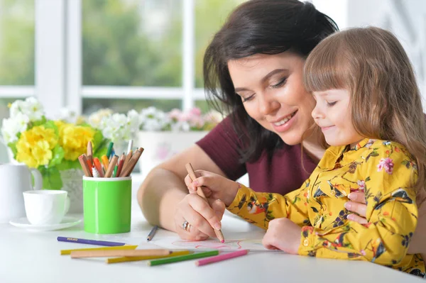 カラフルな鉛筆で描くかわいい小さな娘を持つ母 — ストック写真
