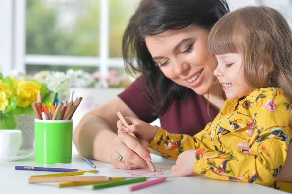 Mãe Com Bonito Pequena Filha Desenho Com Lápis Coloridos — Fotografia de Stock