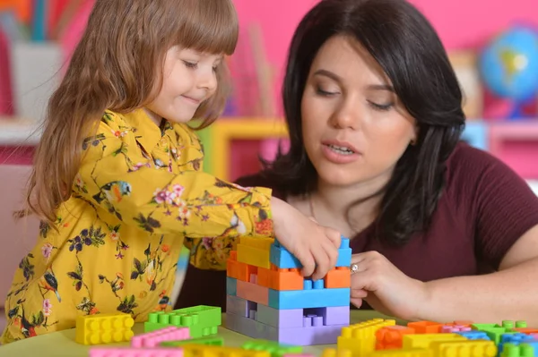 Маленька Дівчинка Мати Грають Барвистими Пластиковими Блоками Вдома — стокове фото
