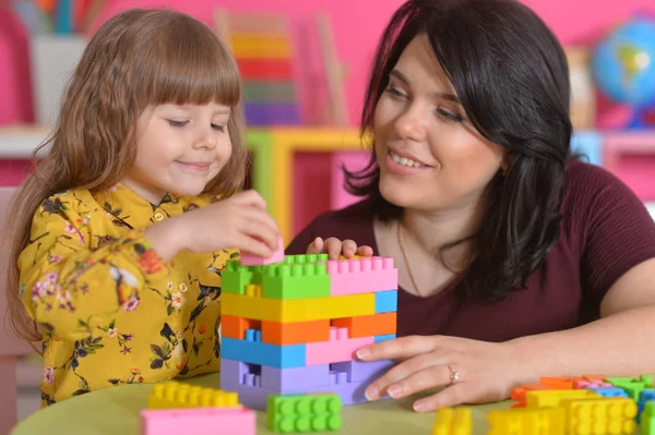 Маленька Дівчинка Мати Грають Барвистими Пластиковими Блоками Вдома — стокове фото