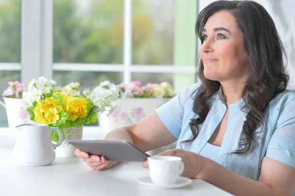 Vrouw met laptop — Stockfoto