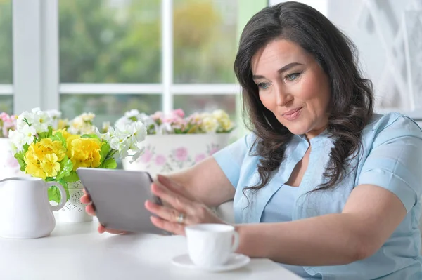 Vrouw met laptop — Stockfoto