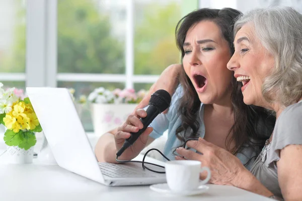 Dwie Dojrzałe Kobiety Śpiewając Karaoke Laptopa Domu — Zdjęcie stockowe