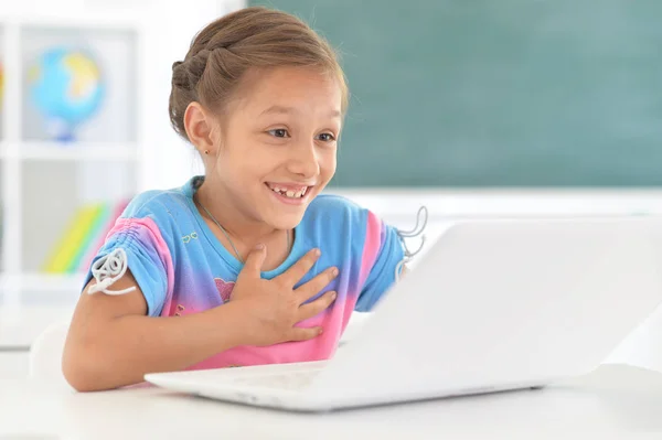 Érzelmi Kislány Segítségével Laptop Pultnál Osztályteremben Ülve — Stock Fotó