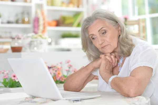 Mujer Mayor Cansada Usando Portátil Casa — Foto de Stock