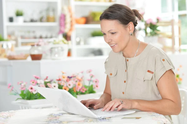 Bella Giovane Donna Che Utilizza Computer Portatile Cucina — Foto Stock