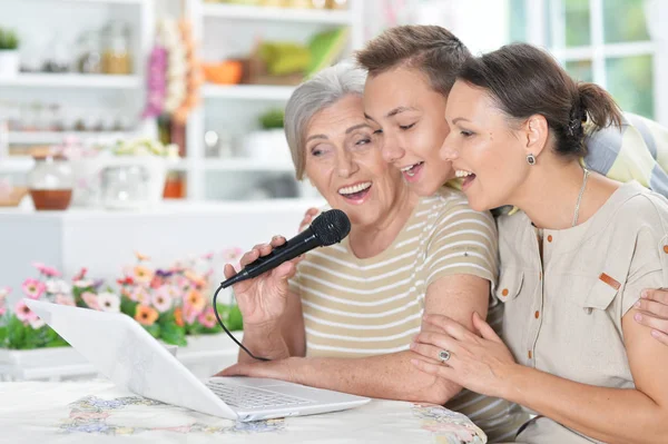 Glimlachend Grootmoeder Moeder Zoon Zingen Karaoke Met Laptop Thuis — Stockfoto