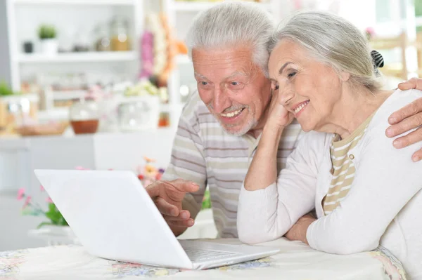 Porträtt Lyckliga Vackra Senior Paret Använder Laptop Hemma — Stockfoto