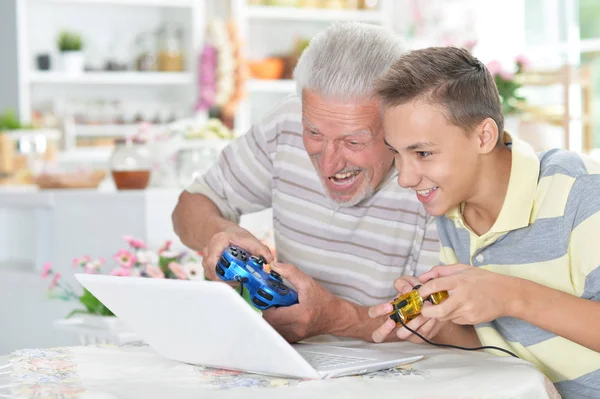 Portret Van Kleinzoon Grootvader Spelen Van Computerspel Met Een Laptop — Stockfoto