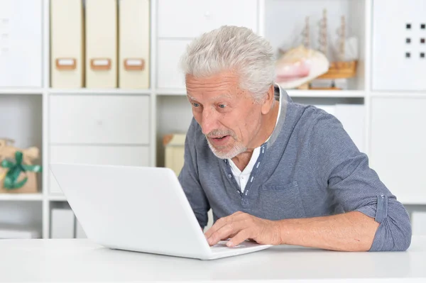 Senior Benutzt Laptop Hause — Stockfoto
