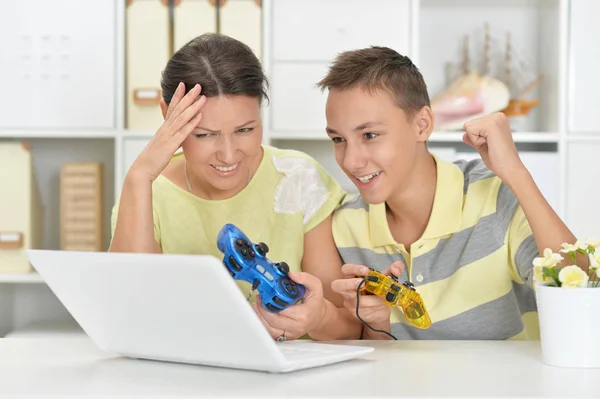 Мать Сын Играют Компьютерные Игры Ноутбуком — стоковое фото