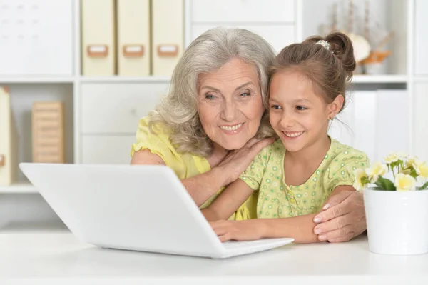 Retrato Feliz Avó Filha Usando Laptop — Fotografia de Stock