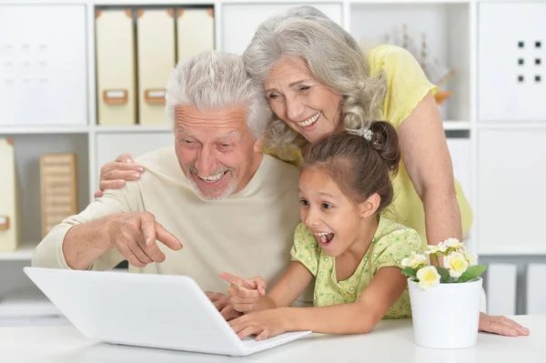 Grand Parents Avec Petite Fille Utilisant Une Tablette Maison — Photo