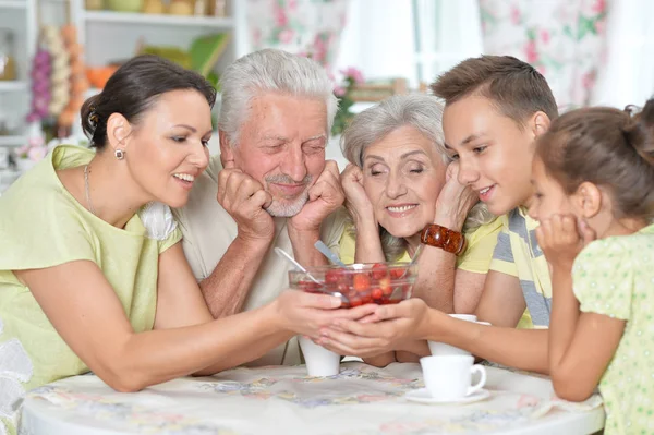 Gran Familia Feliz Comiendo Fresas Frescas Cocina —  Fotos de Stock