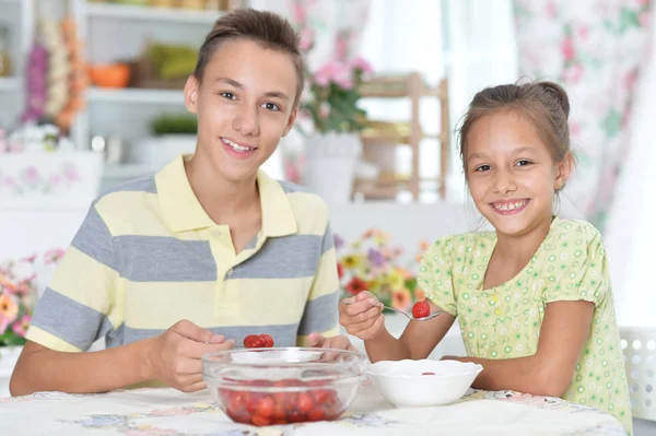 Gelukkig Broer Zus Eten Van Verse Aardbeien Keuken — Stockfoto